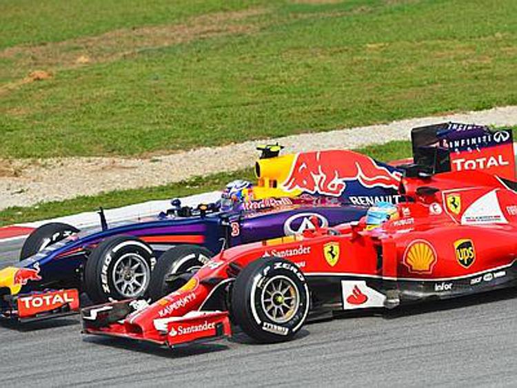 Gp Bahrain, Rosberg in pole e prima fila Mercedes. Ferrari ancora lontane