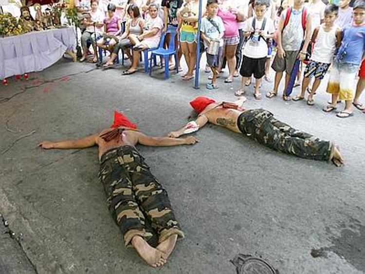 Flagellati e crocifissi nelle Filippine per espiare e rivivere Passione