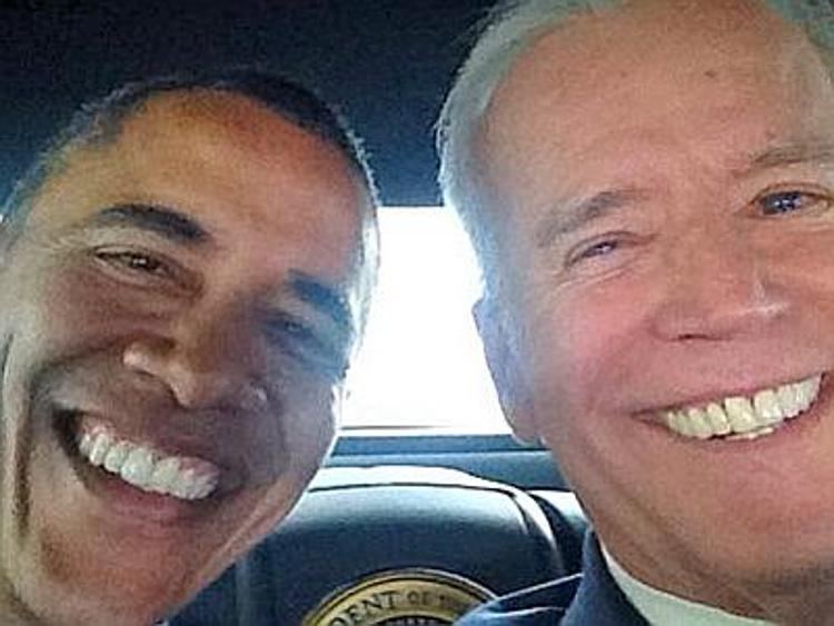 Biden sbarca su Instagram: primo post per i Ray Ban e selfie con Obama