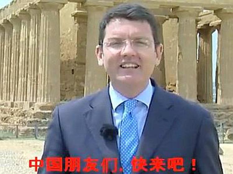 'Turisti cinesi invadeteci', spot in mandarino per il sindaco di Agrigento