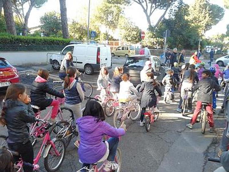 Bimbi a scuola in bicicletta anche in città. A Roma 'bike to school' prima di Pasqua