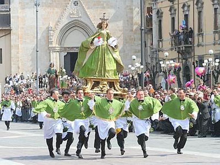 Pasqua: a Sulmona la Madonna che scappa, a Chieti processione con le torce