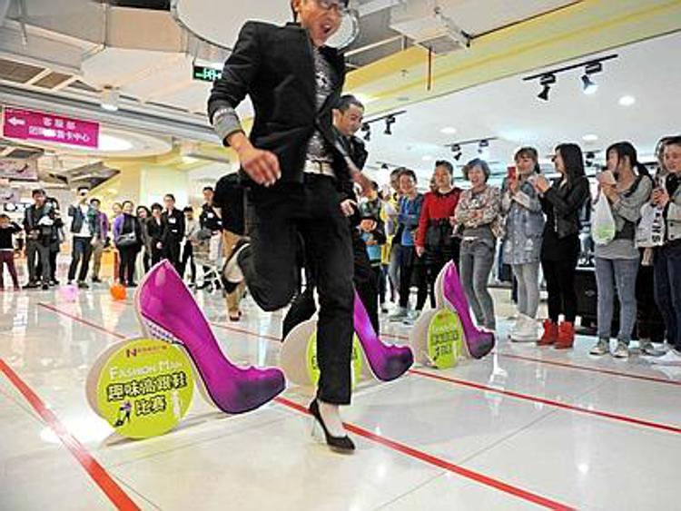 Stile genderless, tacchi e gonna in ufficio per un uomo di 61 anni