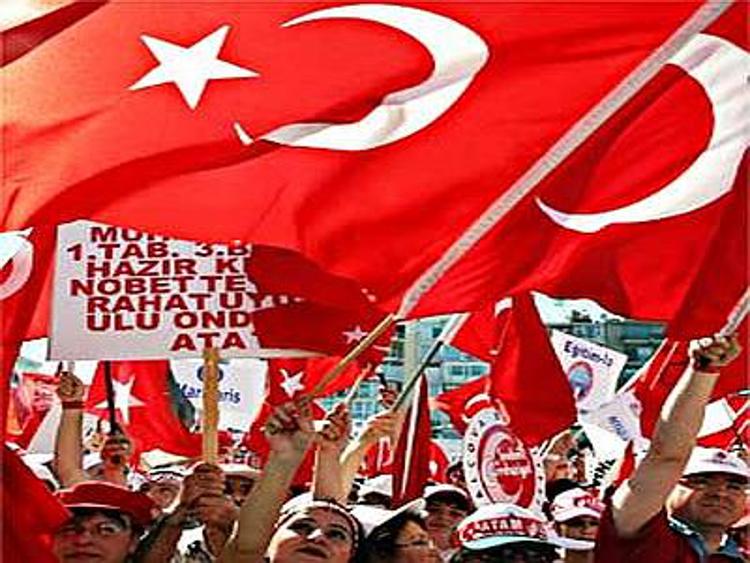 Turchia: scontri polizia-manifestanti a Istanbul, un ferito grave