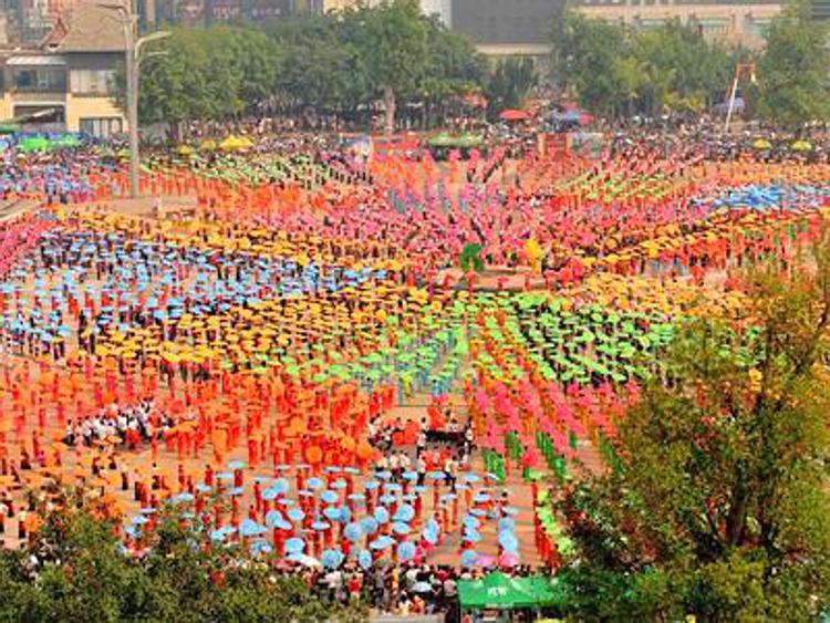 Danza etnica cinese con gli ombrellini, la performance è da record