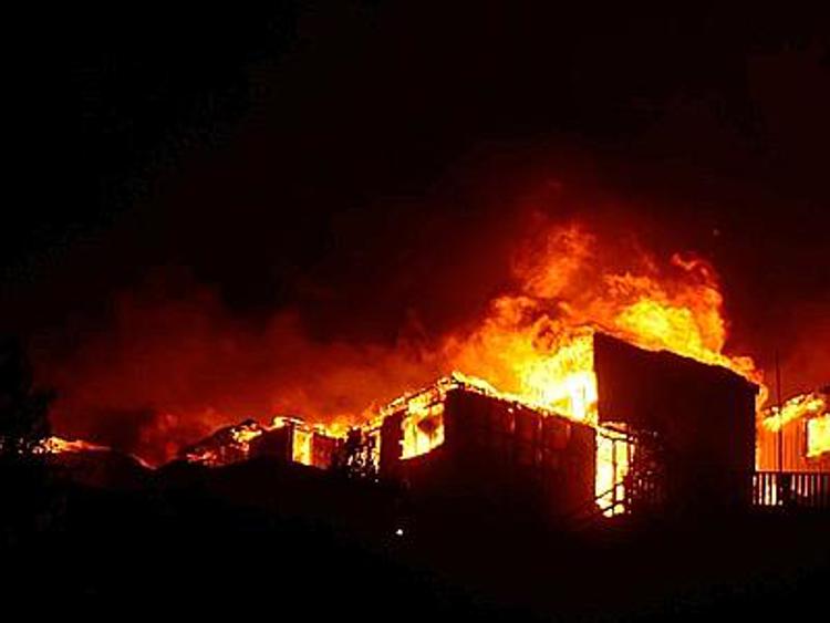 Gigantesco incendio in Cile, vittime. Oltre 500 case distrutte, migliaia di evacuati