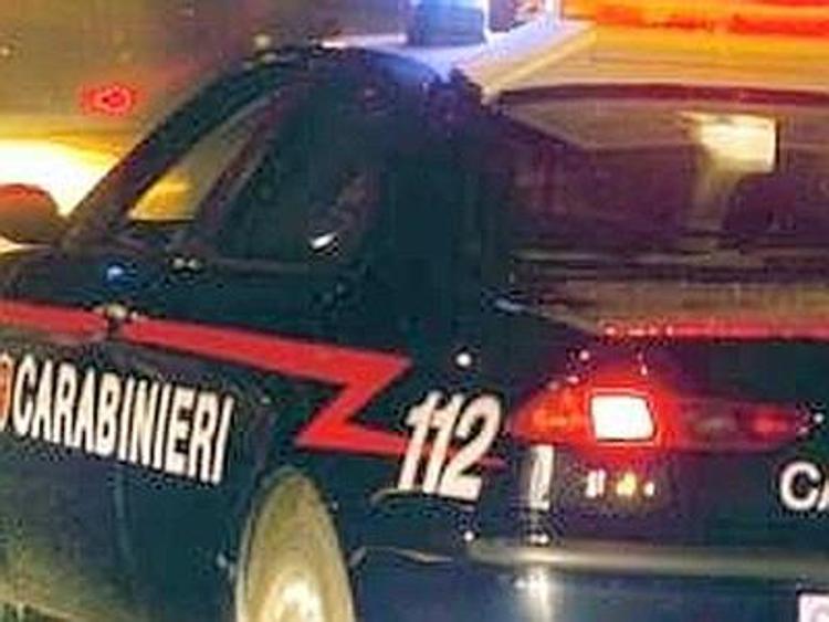 Lecce, omicidio in un bar: ucciso un uomo, ferito gravemente il figlio