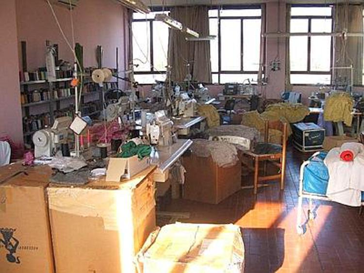 Reggio Emilia, operai lavoravano e dormivano in fabbrica: maxi multa a imprenditori