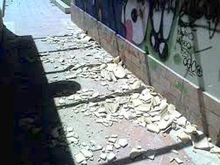 Crolla parte di cornicione di palazzo a Palermo, ferita una donna