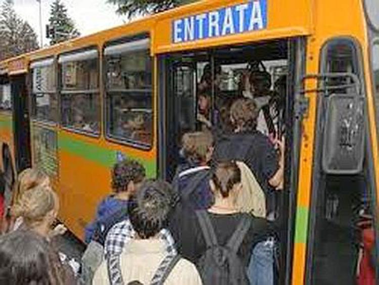 Roma, si apre porta bus e sedicenne cade: ferita gravemente