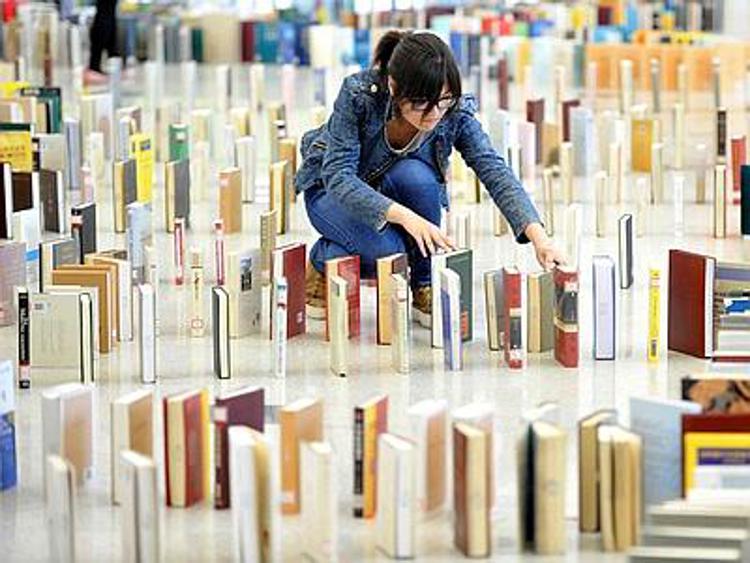 Cina, un domino di duemila libri per celebrare il World Book Day /FOTO
