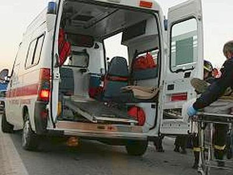 Roma, scontro tra bus e autocarro su via Appia: gravi due donne