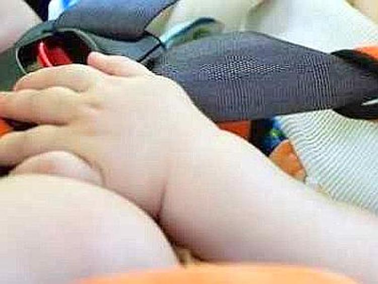 Lasciano neonato in auto per andare in sala giochi, coppia denunciata a Perugia