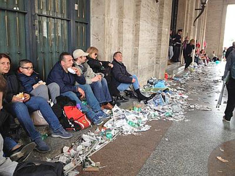 San Pietro, i pellegrini mangiano circondati dai rifiuti
