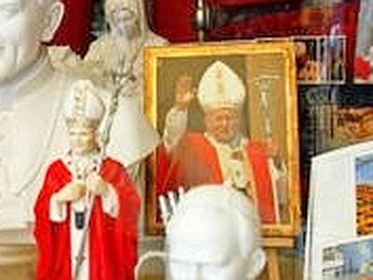 Wojtyla-Roncalli, Gdf: sequestrati 700 mila falsi souvenir con effigi dei Papi