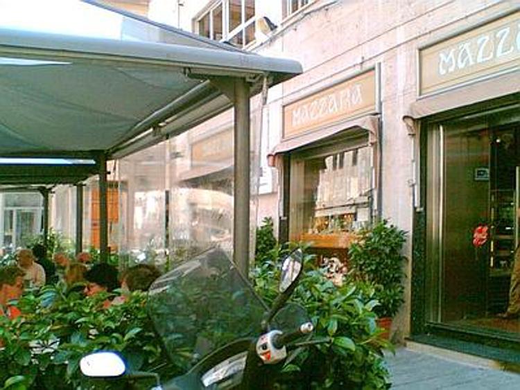 Chiude bar storico di Palermo, dipendenti scioperano ad oltranza