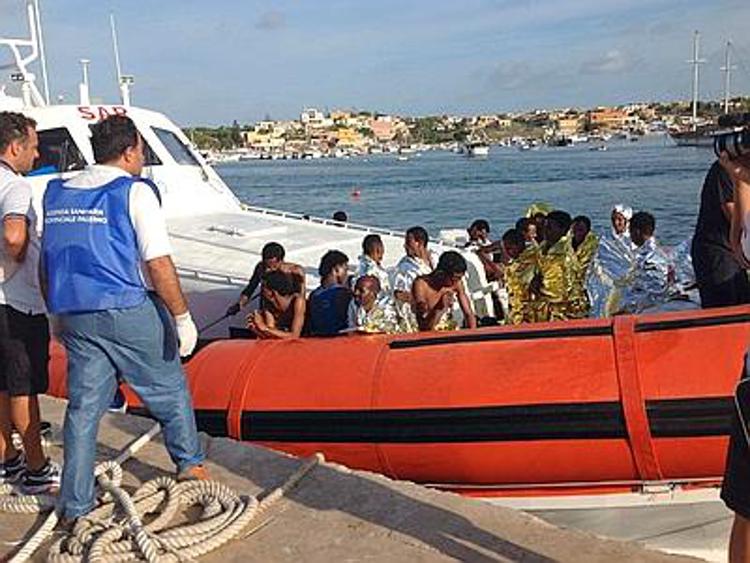 Emergenza sbarchi in Sicilia, in arrivo altri 2mila migranti: ci sono anche 12 neonati