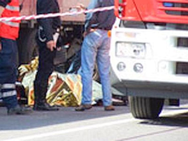 Autista tir muore investito da camion in Calabria su A3