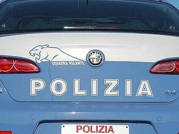 Milano, tenta una rapina in banca vestito da donna. Due arresti
