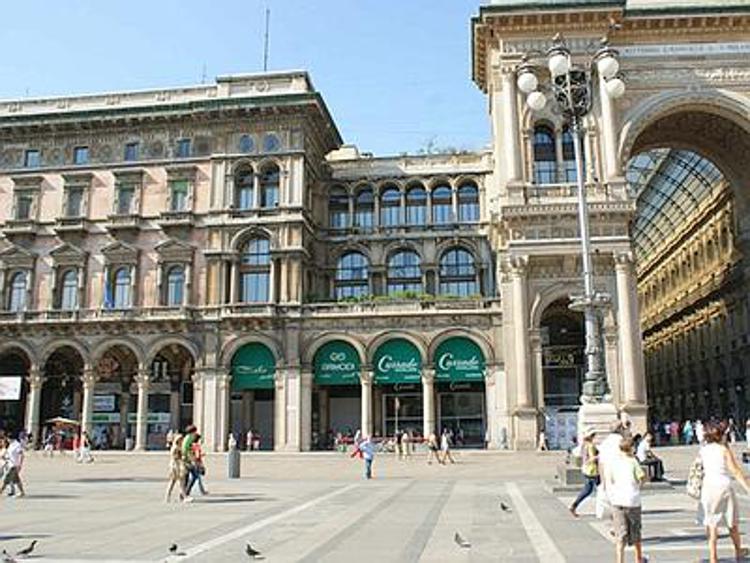 Milano, colpo da 180mila euro a gioielleria di piazza Duomo
