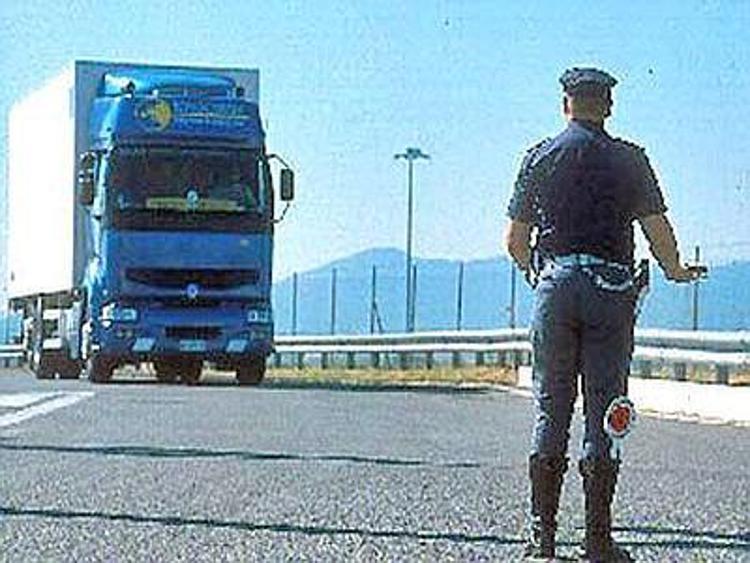 Firenze, camionista ubriaco semina il panico in A1: bloccato dalla Polstrada