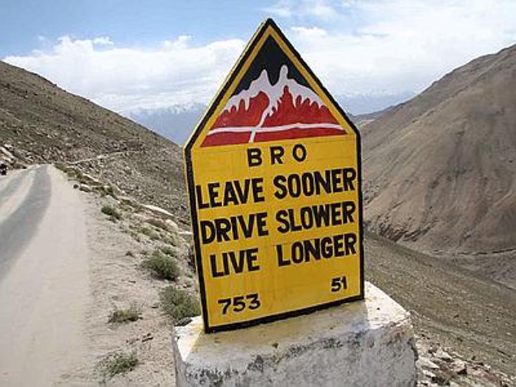 Tra saggezza e doppi sensi, i curiosi cartelli stradali  dell'Himalaya