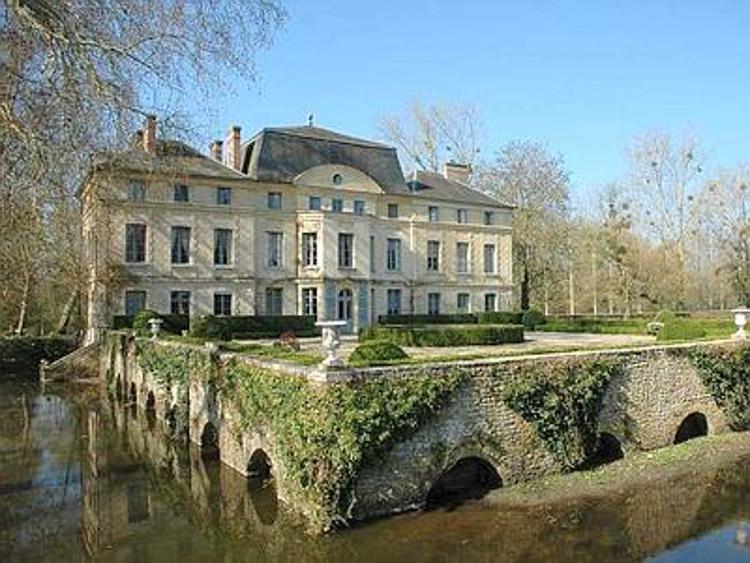 Catherine Deneuve vende il suo castello in Francia per quattro mln di euro