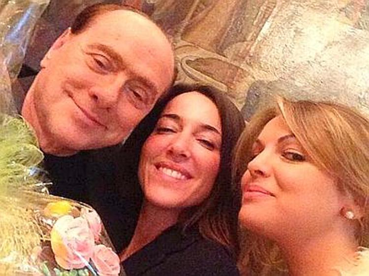 Selfie di Pasquetta per l'eurodeputata Ronzulli: 'In famiglia tra Silvio e Francy'