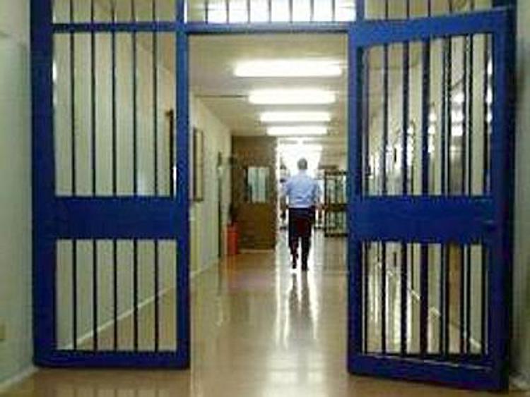 Maxi rissa nel penitenziario di Lecce, feriti 9 agenti. Un detenuto tenta il suicidio