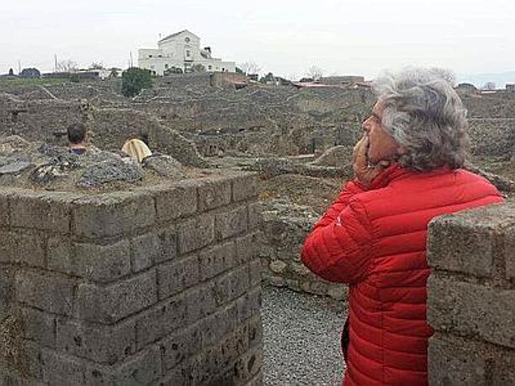 Grillo in visita agli scavi di Pompei /VIDEO E attacca: 