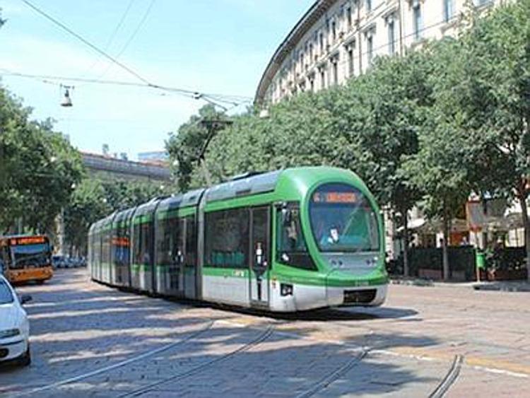 Milano, chiede a un uomo il posto sul tram e viene schiaffeggiata