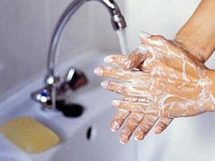 Sanità: igiene mani trascurata da 30% 'camici' italiani, video la spiega