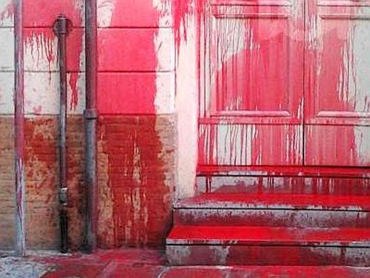 Firenze, atto vandalico a sede Pd toscano: secchi di vernice rossa su ingresso
