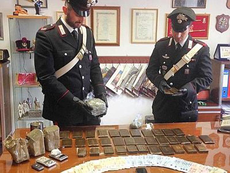 Roma, 4 kg di droga in casa: arrestato meccanico