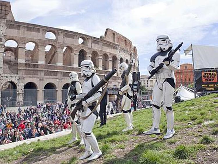 A Roma il primo 'Star Wars Day' italiano, folla di fan al Colosseo /Video