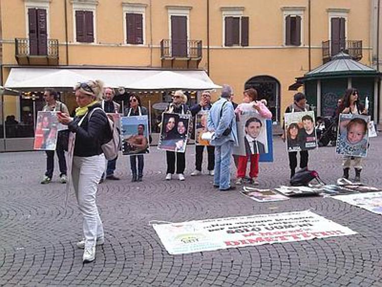 Strage Viareggio, familiari delle vittime contestano Moretti a Rimini: ''Dimettiti''