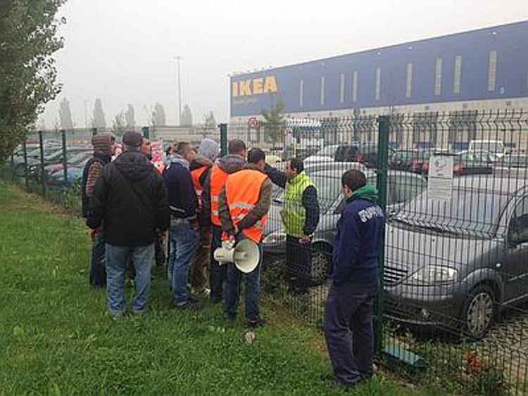 Scontri davanti a Ikea di Piacenza, feriti 3 manifestanti: chiuso stabilimento