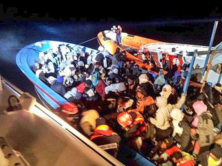 Soccorsi oltre trecento profughi nel Canale di Sicilia, un morto per stenti