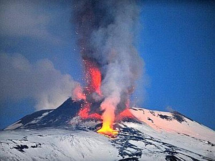 Etna, emissione cenere lavica: decisa chiusura spazio aereo Sicilia orientale