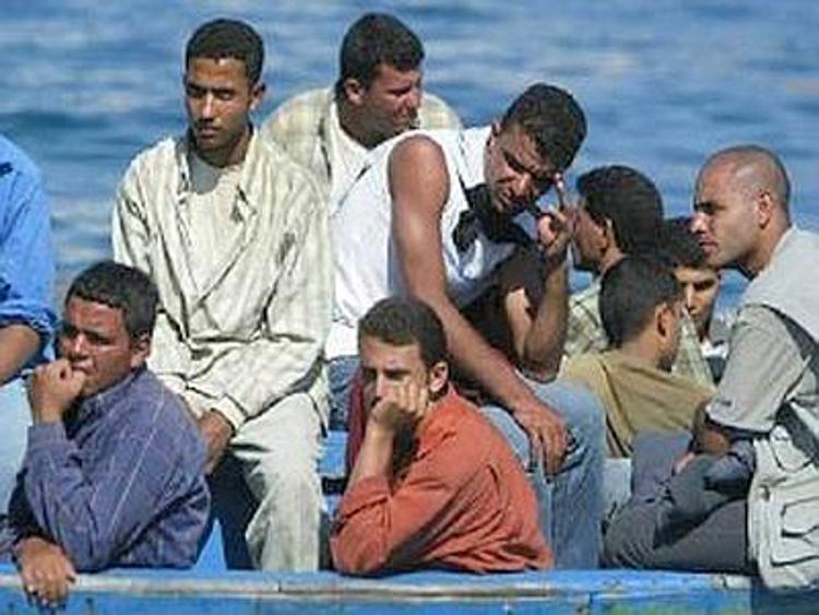 Immigrati, attesi a Trapani 887 profughi a bordo nave Marina Militare