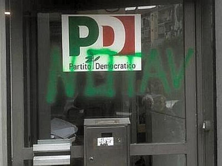 Vandalizzata sede Pd a Torino, vetrina rotta e scritte No Tav