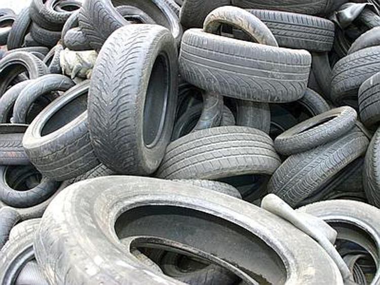 A Ponza raccolti oltre 200 pneumatici abbandonati nel porto