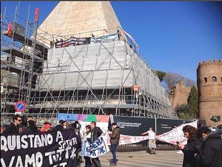 Roma, movimenti diritto casa continuano occupazione Piramide Cestia