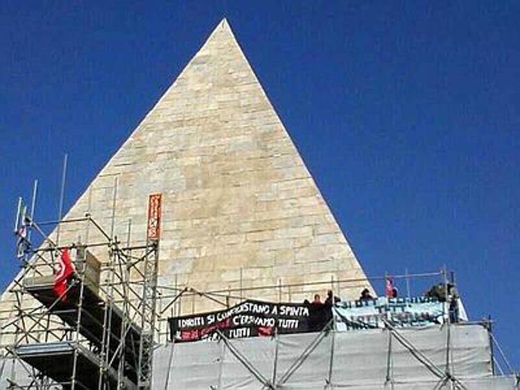 Roma, Movimenti diritto alla casa salgono su Piramide: solidarietà ad arrestati