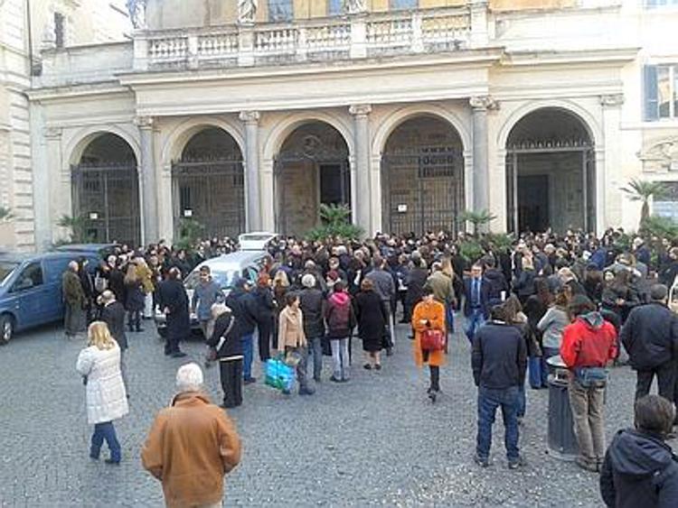 Roma, omicidio Gianicolo: a Santa Maria in Trastevere i funerali di Carlo Macro