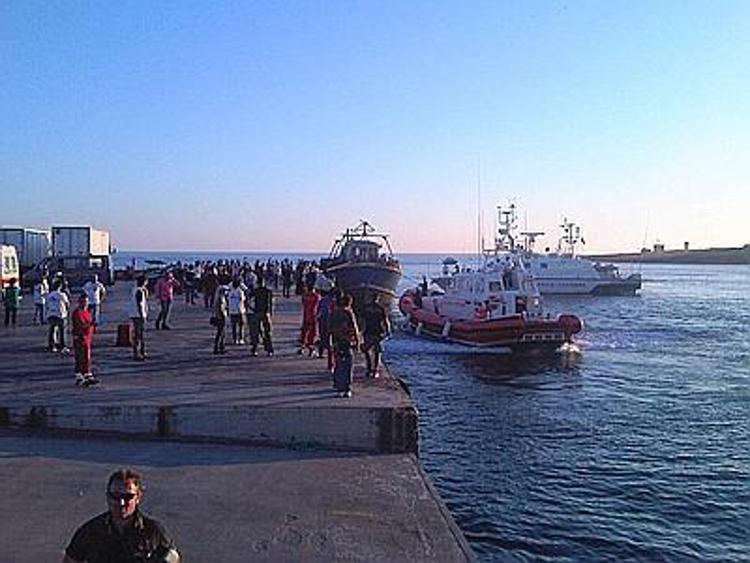 Immigrati, gommone soccorso al largo di Lampedusa: due morti