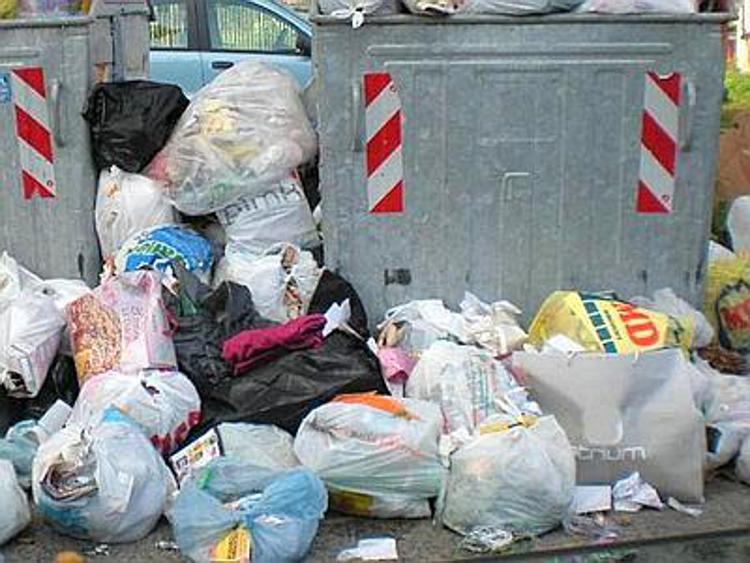 Sindaco di Cosenza ai cittadini; ''Non lasciate rifiuti per strada''