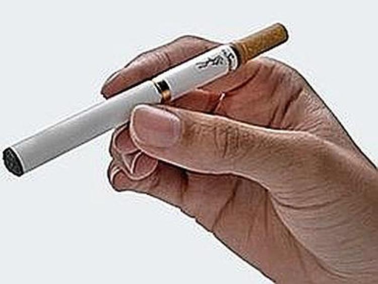 Fumo: Los Angeles, stop a sigaretta elettronica in luoghi pubblici