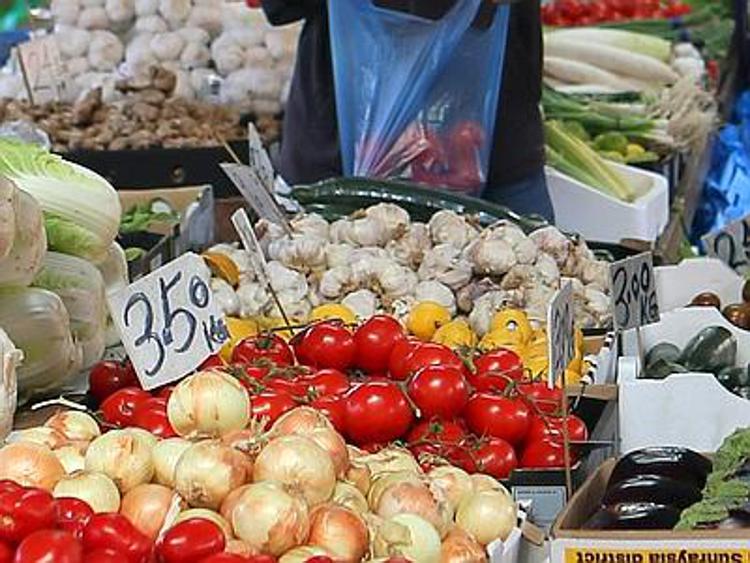 Cassazione: no a frutta e verdura esposte all'aperto, multe ai commercianti
