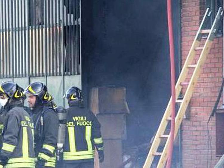 Firenze, a fuoco una azienda cinese in capannone industriale all'Osmannoro